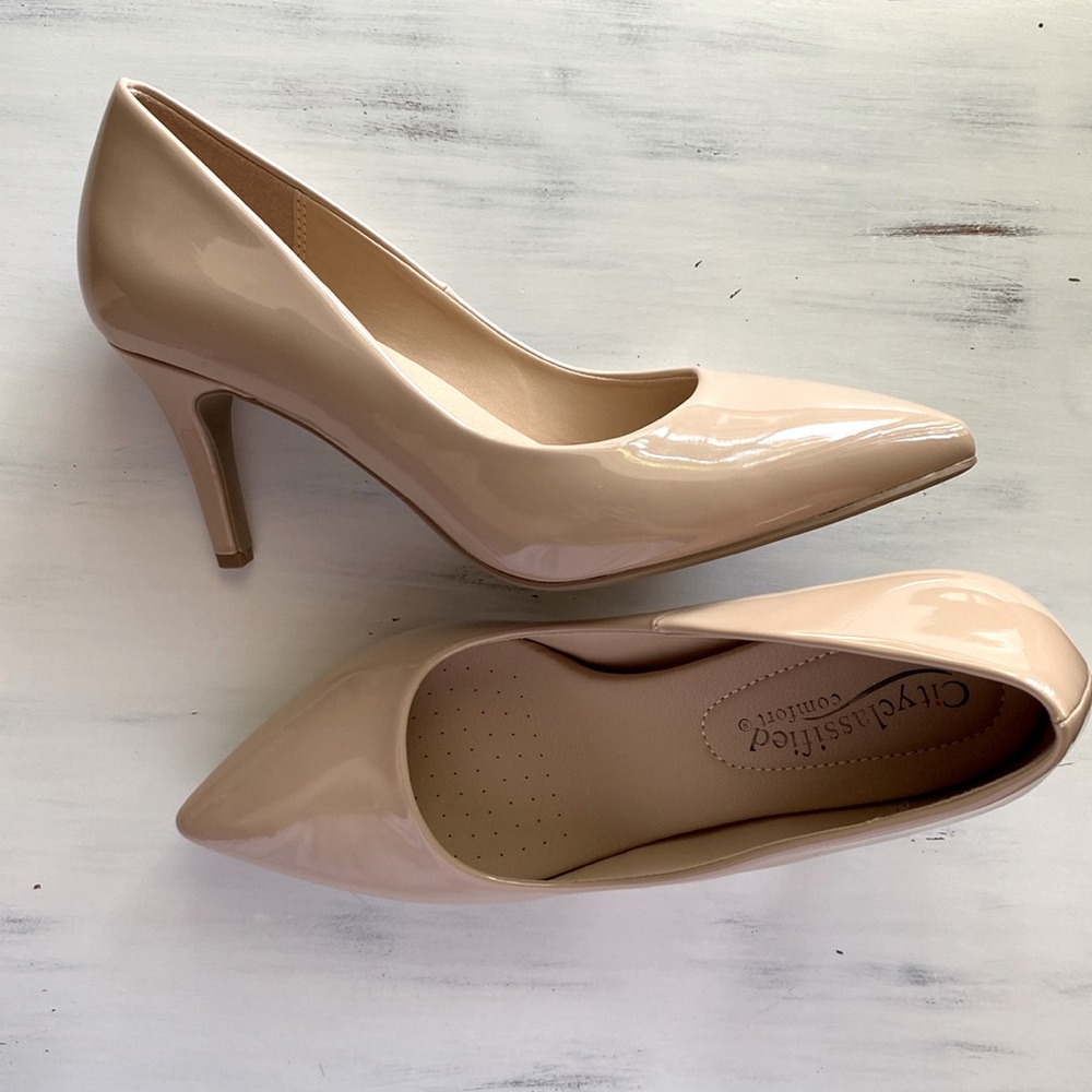 NEW NWOT Nude mid-heels
